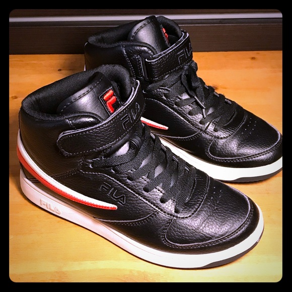 fila mid top shoes